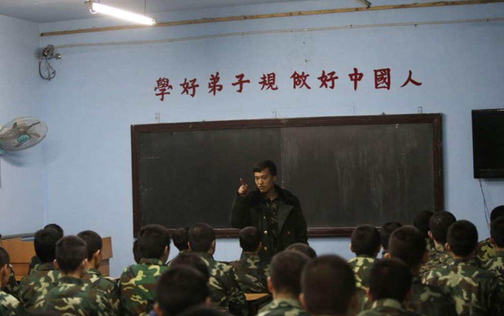 Instructor del centro dando una charla a los presuntos adictos.